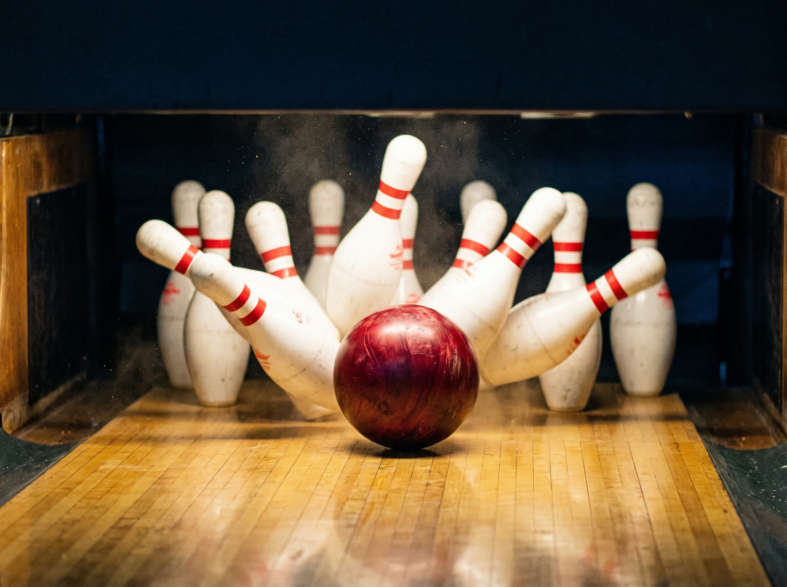 Zehn Pins im Moment des Strikes