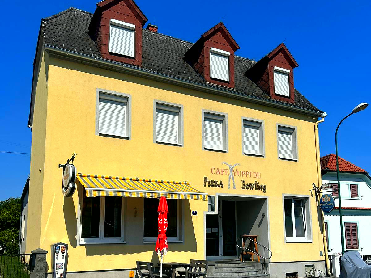 Das gelbe Haus von Café Yuppi Du an der Unteren Hauptstraße in Jabing